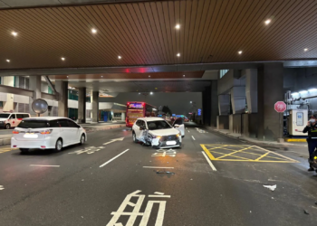 疑精神不濟自撞!女駕駛猛撞桃機柱子 車頭全爛幸輕傷