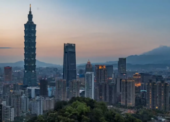 影/轟!台北101大樓「被雷劈」 驚人畫面躍上外媒