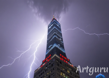 台北101遭雷擊! 震撼畫面登外媒