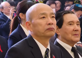 韓國瑜全程待完柯爸告別式 超暖心:多陪一下表達哀悼